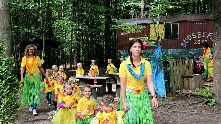 Die Hemhofener Kinder und ihre Betreuerinnen fühlen sich im Wald wohl.  Foto: Johanna Blum (Archiv)