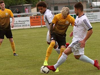 FC Sand II - TV Königsberg. Der Königsberger Jan-Michael Janus (2. v. r.) wird von den Sandern Kevin Steinmann (r.) und Tevin Mc Cullough in die Zange genommen und gestoppt. Foto: Günther Geiling