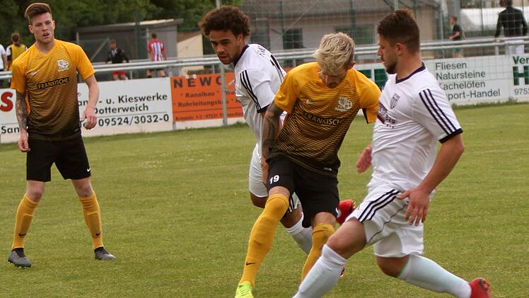 FC Sand II - TV Königsberg. Der Königsberger Jan-Michael Janus (2. v. r.) wird von den Sandern Kevin Steinmann (r.) und Tevin Mc Cullough in die Zange genommen und gestoppt. Foto: Günther Geiling