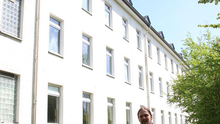 An der Westseite des Hauses ist nicht viel Platz, außerdem ist's Wiese: Kein geeigneter Untergrund, sollte die Feuerwehr mit Drehleiter anrücken müssen, um Personen zu retten. Deshalb dürfen die Räume im zweiten Obergeschoss auf dieser Seite und im Dachgeschoss nicht mehr genutzt werden, sagt André Hofmann vom Verein Cross-Art. Foto: Simone Bastian