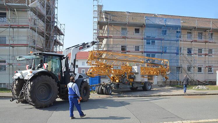 Die Arbeiten an den Häusern in der Heubischer Straße haben schon begonnen. Im September soll alles fertig sein.Foto: Rainer Lutz