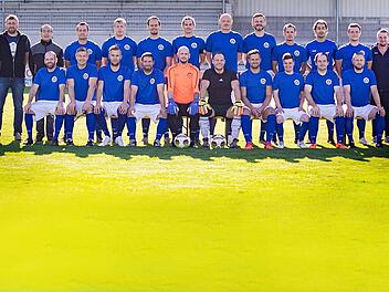 Stolz präsentierten die Verantwortlichen des VfL Frohnlach nach der Sommerpause ihre neue Mannschaft. Inzwischen zählen 24 Spieler zum B-Klassen-Team, das nach Abschluss der Vorrunde den zweiten Tabellenplatz belegt und noch auf den A-Klassen-Aufstieg hofft.