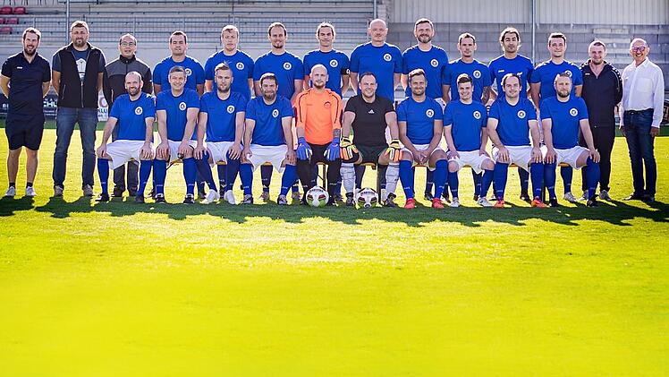 Stolz präsentierten die Verantwortlichen des VfL Frohnlach nach der Sommerpause ihre neue Mannschaft. Inzwischen zählen 24 Spieler zum B-Klassen-Team, das nach Abschluss der Vorrunde den zweiten Tabellenplatz belegt und noch auf den A-Klassen-Aufstieg hofft.