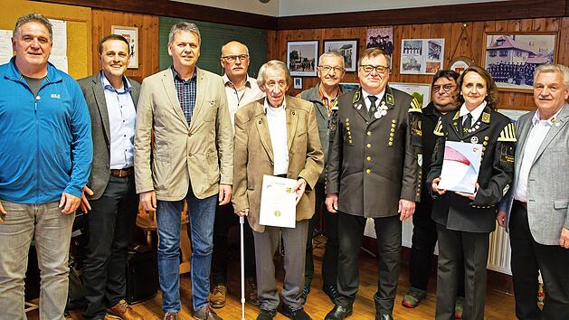 Bei der Ehrung (von links): Clemens Detsch, Bürgermeister Daniel Weißerth, Bernd Daum, Rainer Renk, Reinhard Hertel, Manfred Weber, Vorsitzender Thomas Neubauer, Dirigent Michael Botlik, Susanne Berberich-Löffler und NBMB-Kreisvorsitzender Wolfgan...
