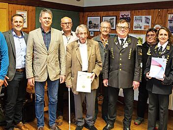 Bei der Ehrung (von links): Clemens Detsch, Bürgermeister Daniel Weißerth, Bernd Daum, Rainer Renk, Reinhard Hertel, Manfred Weber, Vorsitzender Thomas Neubauer, Dirigent Michael Botlik, Susanne Berberich-Löffler und NBMB-Kreisvorsitzender Wolfgan...