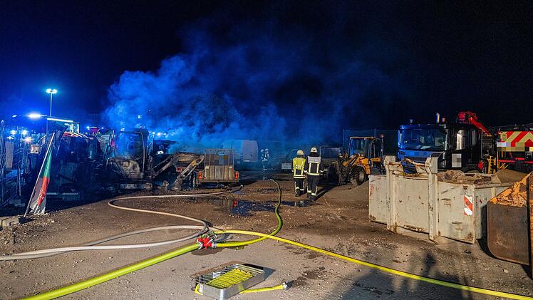 Rattelsdorf: Unbekannte setzen mehrere Baumaschinen in Brand - 300.000 Euro Schaden