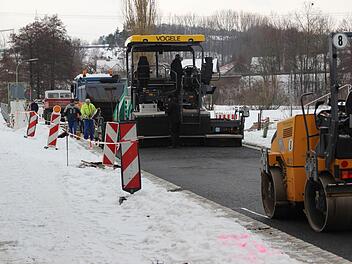 Schwarze Spur auf weißem Grund. Die Tragschicht der Neubrückentorstraße wurde gestern asphaltiert.