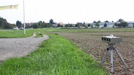 An der Rothenburger Straße in Höchstadt gegenüber der Realschule baut die Polizei öfters ihren Blitzer auf. Auf dem Bild oben beobachtet Oberkommissar Günther Thaler mit der Laserpistole den Verkehr zwischen Höchstadt und Mühlhausen auf Höhe Schirnsdorf. Fotos: Groscurth