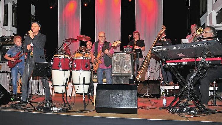 Sie rockte eine ganze Nacht lang die Stadthalle in Haßfurt: Die Kultband "Revolver" war zum ersten Mal beim Kulturamt Haßfurt zu Gast und begeisterte ihr Publikum in der ausverkauften Stadthalle. Foto: Ulrike Langer