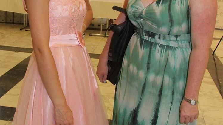 Letzte Gespräche mit der Lehrerin Anja Schmidt - die Abiturienten verabschiedeten sich schweren Herzens von "ihrem" MGF Foto: Sonja Adam