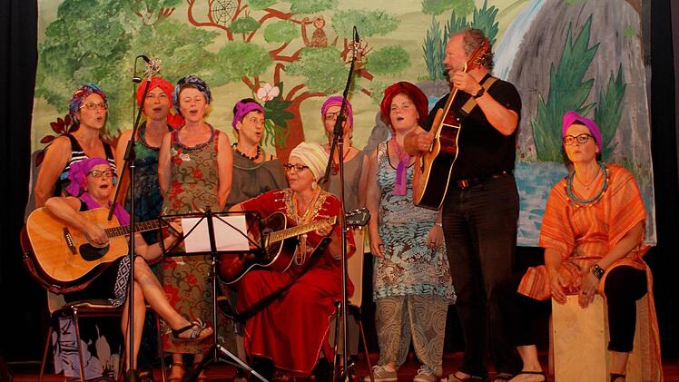 Selbst die Mittagsbetreuerinnen und Lehrer wirkten mit einer eigenen Chorgruppe mit.