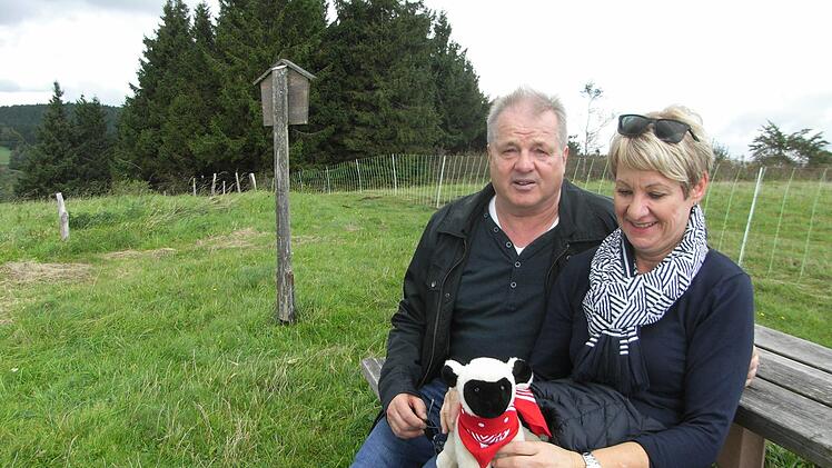 Die Ausflügler Elke Bott und Thomas Dittmayer aus Bad Brückenau genießen die Aussicht auf der Platzer Kuppe. Joachim Rübel