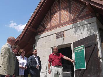 Die alten Backhäuser  wie das Schlettacher - das hier (von links) Frank Neumann, Sven Gregor, Christine Bardin, Martin Finzel und Wolfgang Bauersachs besichtigen - sind es, die den Raum der "Initiative Rodachtal" prägen. Deshalb werden bauliche Investitionen in solche Gebäude künftig  ohne großen bürokratischen Aufwand gefördert.Foto: Berthold Köhler