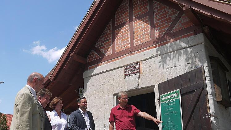 Die alten Backhäuser  wie das Schlettacher - das hier (von links) Frank Neumann, Sven Gregor, Christine Bardin, Martin Finzel und Wolfgang Bauersachs besichtigen - sind es, die den Raum der "Initiative Rodachtal" prägen. Deshalb werden bauliche Investitionen in solche Gebäude künftig  ohne großen bürokratischen Aufwand gefördert.Foto: Berthold Köhler