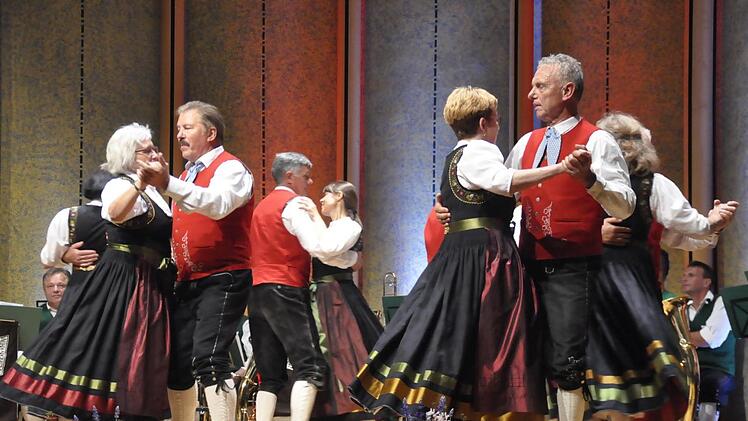 Die Maßbacher Volkstanzgruppe versteht es, sowohl fränkische als auch Egerländer Tänze gekonnt zu präsentieren.. Foto: Peter Klopf
