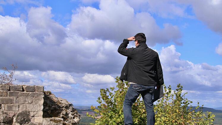 nen Heimatort Ibind sucht. Uwe Rädlein stieg mutig auf einen Felsvorsprung, um seinen Blich schweifen zu lassen.