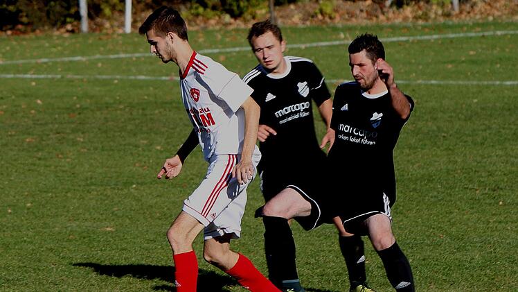Beim VfR Kirchlauter haben nicht nur die Abwehrspieler mit dem Zeiler Lewin Weinkauf (links) zu kämpfen, sondern auch die Tickerer mit den Funklöchern. Foto: Günther Geiling