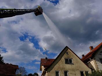 Auch der Drehleiterwagen der Stadtfeuerwehr Hammelburg kam bei der Großübung in Wartmannsroth zum Einsatz. Gerd Schaar