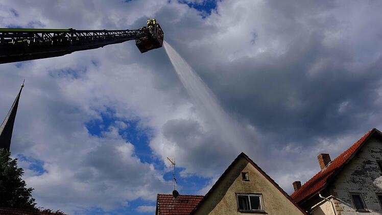 Auch der Drehleiterwagen der Stadtfeuerwehr Hammelburg kam bei der Großübung in Wartmannsroth zum Einsatz. Gerd Schaar