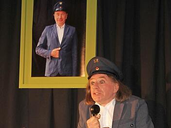 "Addrakdiver Middfünfziger in sicherer Position sucht...": Rainer Dohlus begibt sich als Postbote, der noch zu Hause bei Mama wohnt, auf Partnersuche - und wundert sich bei seinem Auftritt im Frankenwaldtheater über die Reaktion der Damenwelt. Dohlus begeistert einmal mehr mit Komik und Witzigkeit. Foto: Sonny Adam