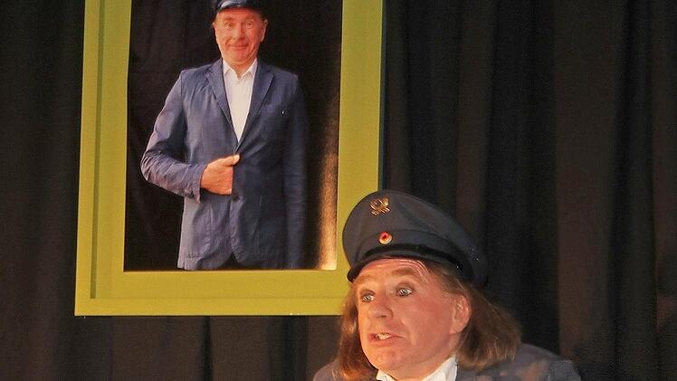 "Addrakdiver Middfünfziger in sicherer Position sucht...": Rainer Dohlus begibt sich als Postbote, der noch zu Hause bei Mama wohnt, auf Partnersuche - und wundert sich bei seinem Auftritt im Frankenwaldtheater über die Reaktion der Damenwelt. Dohlus begeistert einmal mehr mit Komik und Witzigkeit. Foto: Sonny Adam