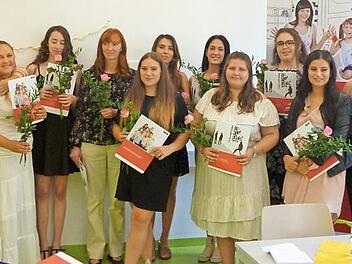 Dei Absolventinnen mit Zeugnissen und ihren Ausbilderinnen Foto: privat