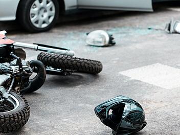 Mofafahrer bei Verkehrsunfall von Auto erfasst Mofafahrer bei Verkehrsunfall von Auto erfasst