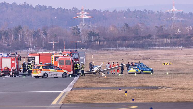 Ultraleichtflugzeug mit Fahrwerksproblemen: Pilot führt Sicherheitslandung durch