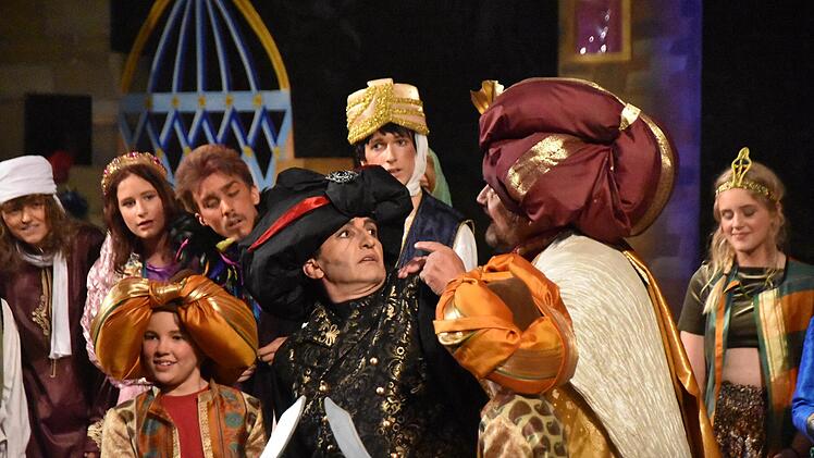 Radur (Gerd Kammerer) hat ausgezaubert - er wird von der Palastwache festgenommen.