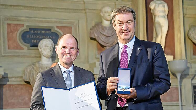 Ministerpräsident Markus Söder händigt Michael Hofmann den Verdienstorden aus.