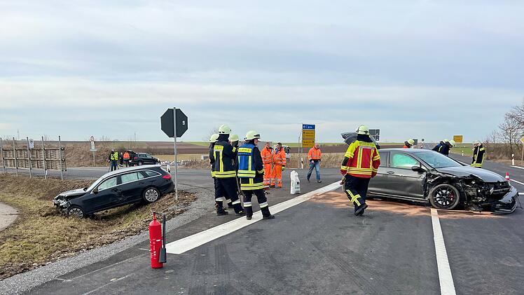 Heftiger Crash an B13-Kreuzung im Kreis Neustadt/Aisch: Zwei Menschen wohl schwer verletzt