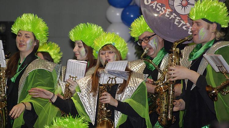 Guggai-Musik der "Hettschter Gassefetzer" brachte das Publikum auf die Stühle. Die laubfroschgrünen Musiker hauten kräftig auf die Pauke.