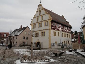 Der umgestaltete Rathausvorplatz war auch Teil der Dorferneuerung. Hier in der Nähe soll später auch einmal das Denkmal stehen. Foto: Gerhard Bauer