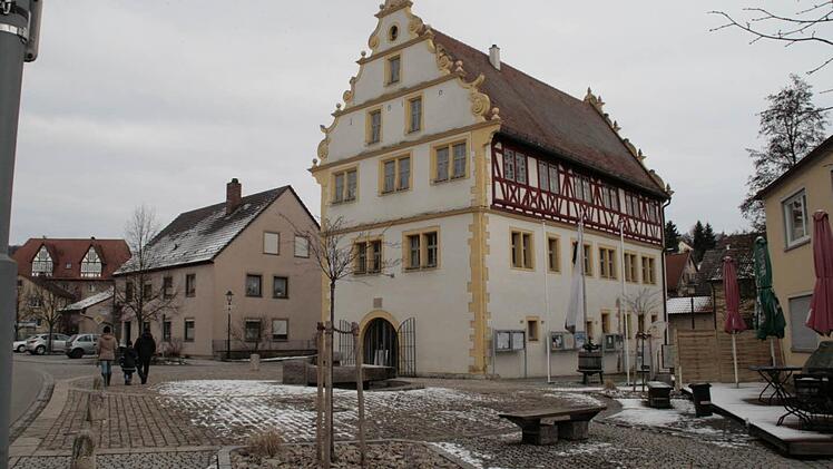 Der umgestaltete Rathausvorplatz war auch Teil der Dorferneuerung. Hier in der Nähe soll später auch einmal das Denkmal stehen. Foto: Gerhard Bauer