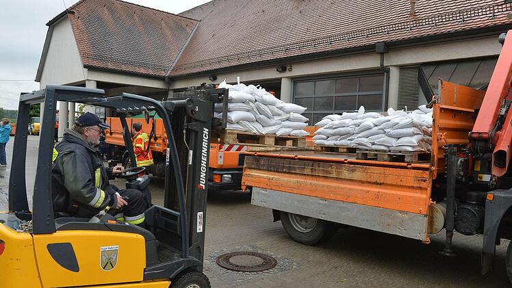 Hallstadt Bauhof Abfüllung der Sandsäcke. Foto: Ronald Rinklef