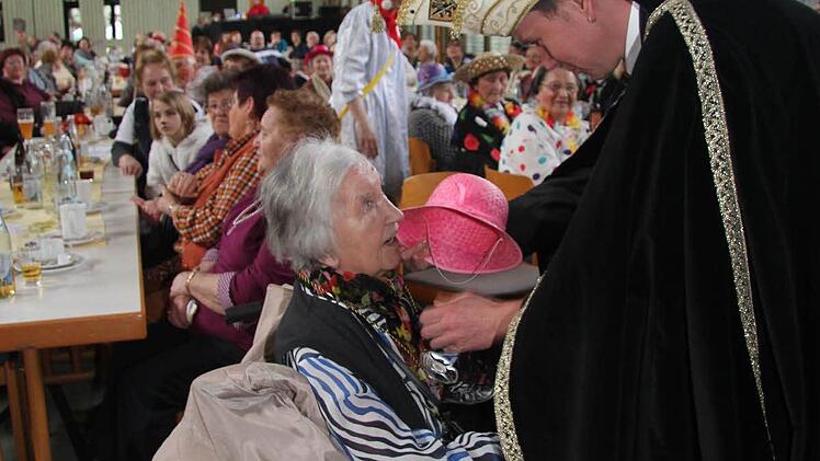 Ein Küsschen für Hildegard Hessner. Die Ur-Stadtsteinacherin ist auch mit 91 Jahren noch gerne beim Fasching. "Meine Enkel machen auch mit", sagt sie gerührt über die Ordensverleihung.
