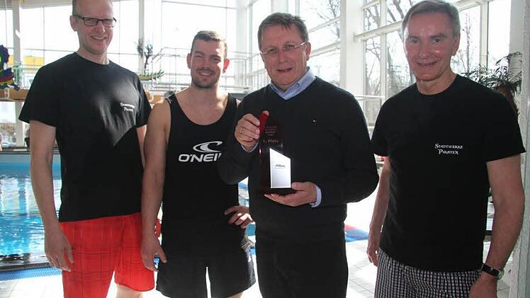 Oberbürgermeister Henry Schramm mit Oliver Voss von den Stadtwerken, mit Sascha Seitz vom Hallenbad und mit Stadtwerke-Chef Stephan Pröschold. "Wer einmal mitgemacht hat, ist immer wieder dabei, es geht vor allem um den Spaß", sagte der Kulmbacher Oberbürgermeister. Foto: Sonja Adam