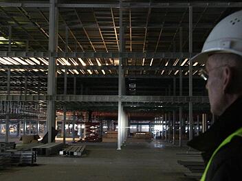 Logistiker Stephan von Basum wirft einen Blick auf die drei Etagen, wo Kleidungsstücke für C&A-Filialen verpackt werden.  Foto: Christian Bauriedel