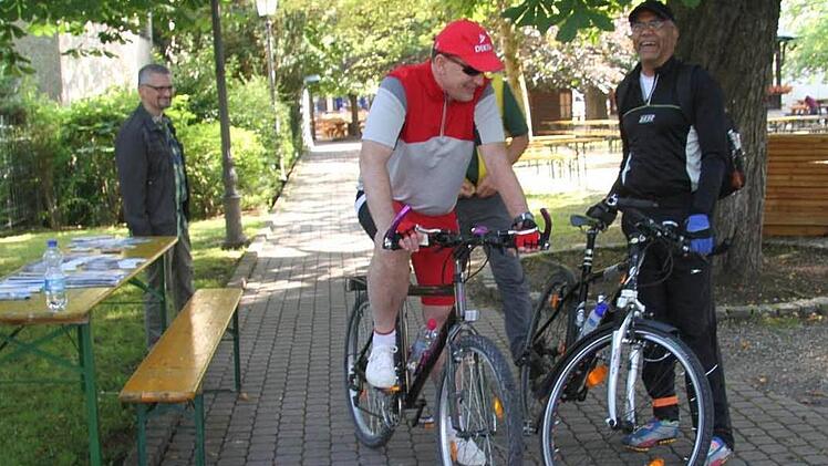 Kurzer Fahrradcheck durch die Kreisverkehrswacht, dann kann es losgehen... Foto: Sonja Adam