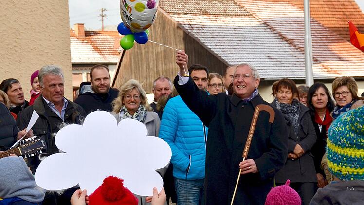 Die Waldfensterer Kinder hatten für Diakon Michael Schlereth etliche Geschenke vorbereitet. Foto: Kathrin Kupka-Hahn