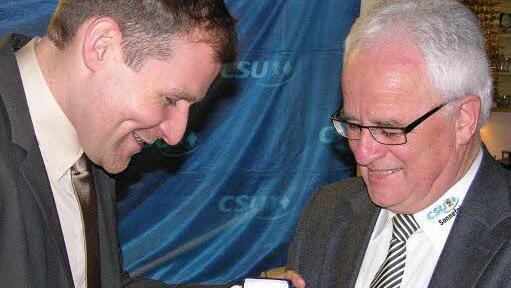 CSU-Kreisverbandsvorsitzender Martin Mittag ehrt Altbürgermeister Rainer Marr. Foto: Klaus Oelzner
