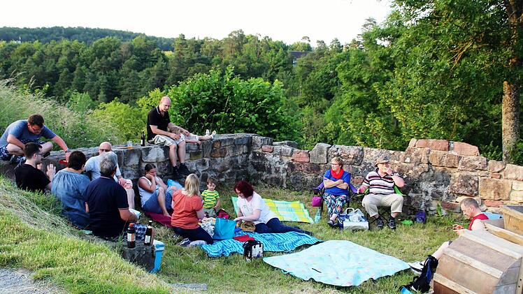 Sonnewendpicknick auf Botenlauben  Foto: Werner Vogel