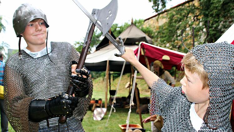 Lagerleben: Fr&uuml;h &uuml;bt sich der Knappe, der einmal ein Ritter werden will. Foto: Sophie R&ouml;der
