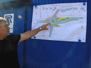 Bauleiter Frank Stark erklärt, wie der Kreisverkehr an der Kreuzung Coburger- und Gymnasiumsstraße aussehen wird.  Fotos: Helmut Will