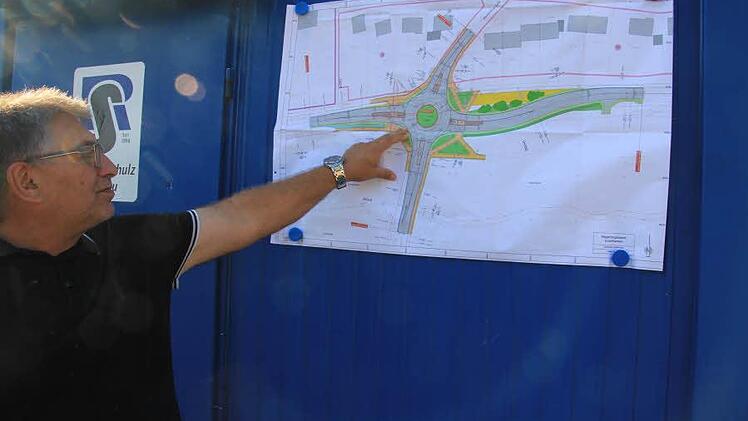 Bauleiter Frank Stark erklärt, wie der Kreisverkehr an der Kreuzung Coburger- und Gymnasiumsstraße aussehen wird.  Fotos: Helmut Will