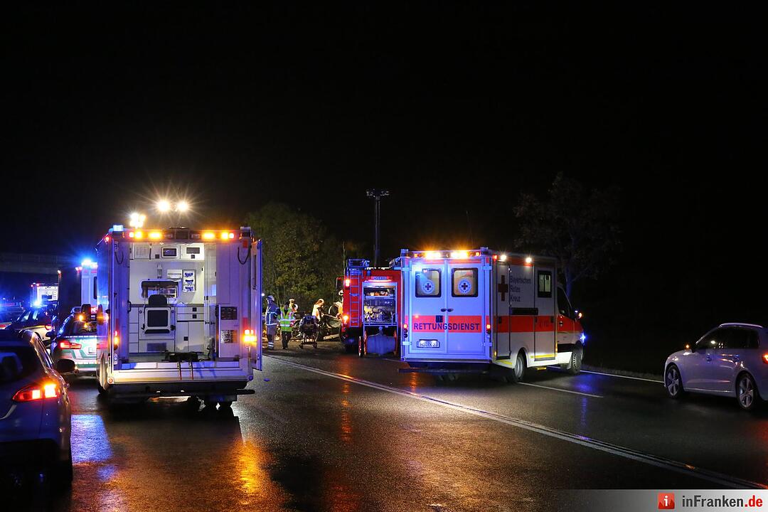 Ein Toter bei Frontalzusammenstoß auf B15