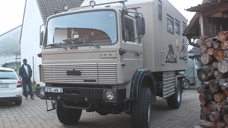 Den ehemaligen Bundeswehr-Lastwagen hat Theo Wittmann selbst zu einem Wohnmobil umgebaut. Foto: Matthias Einwag