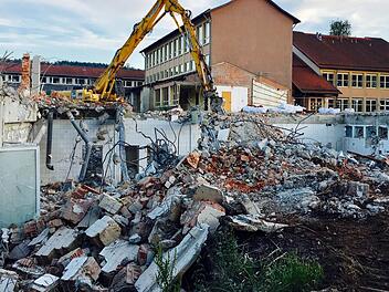 Für die Generalsanierung der Grundschule und den Neubau der Turnhalle haben nur wenige Firmen Angebote für diverse Arbeiten abgegeben. Die Folge: Die Gemeinde wird wohl tiefer in die Tasche greifen müssen. Foto: Sebastian Schmitt