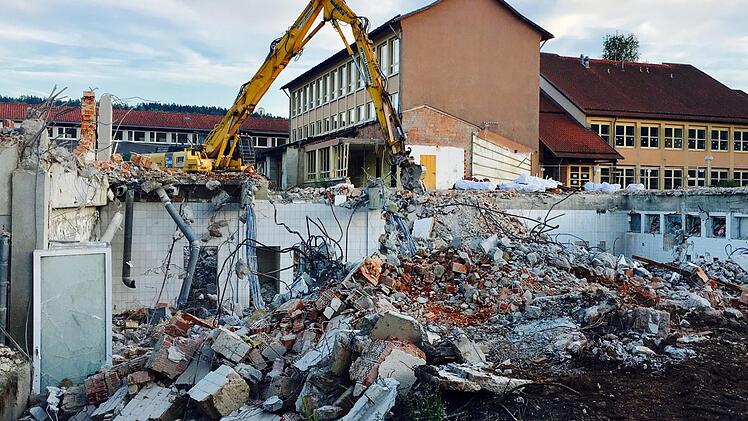Für die Generalsanierung der Grundschule und den Neubau der Turnhalle haben nur wenige Firmen Angebote für diverse Arbeiten abgegeben. Die Folge: Die Gemeinde wird wohl tiefer in die Tasche greifen müssen. Foto: Sebastian Schmitt