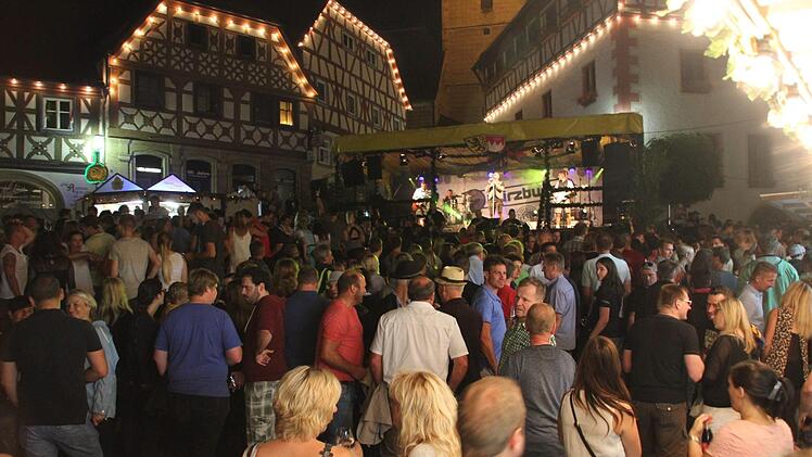 Gute Stimmung herrschte an den drei Tagen beim Weinfest in Zeil. Das meiste war immer auf dem Marktplatz los. Dort trumpften am Montagabend die "Würzbuam" auf. Die Gäste feierten und die Helfer in den Ständen hatten alle Hände voll zu tun.  Fotos: Klaus Schmitt